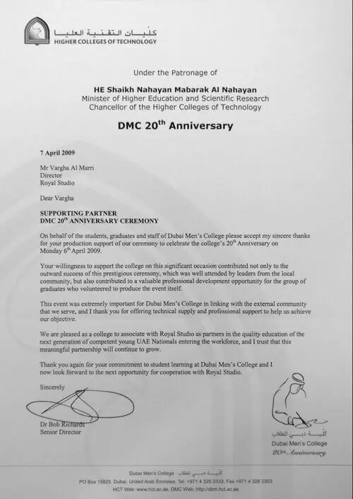 دریافت تقدیرنامه از شیخ مبارک آل نهیان حاکم ابوظبی، بابت عکسبرداری از کالج مردان دبی توسط استاد عامری