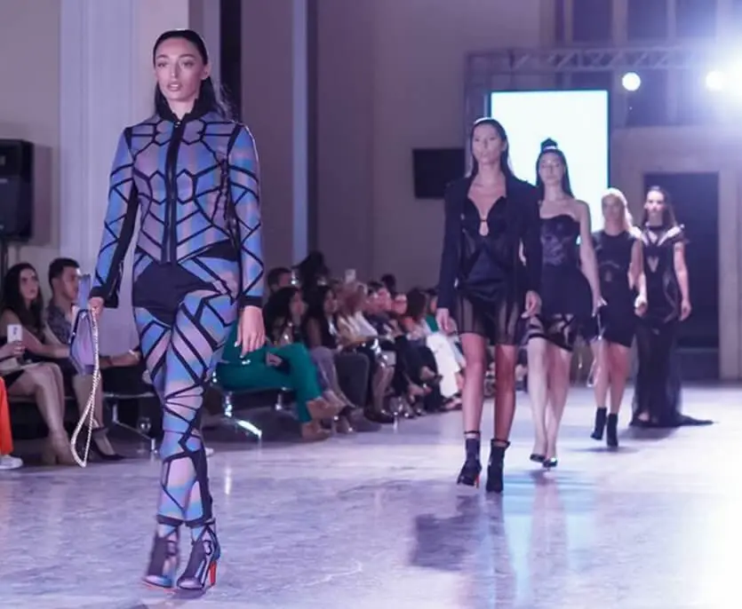 شوی مد ارمنستان ۲۰۲۲ از کالکشن لباس زنان پاییز - زمستان