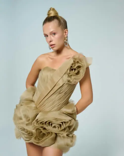 Narcissism Fantacy : الهام گرفته شده از گل‌های نرگس (Narcissus). درست مانند توانایی گل نرگس در جلب توجه، هدف این مجموعه لباس، برانگیختن حس اعتماد به نفس و جذابیت در کسانی است که آن را می پوشند. 