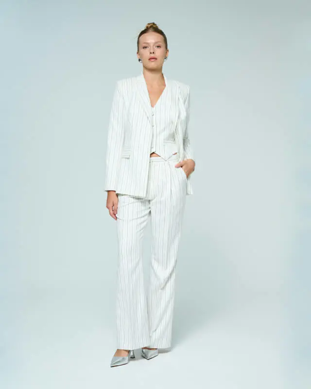 Narcissism Fantacy : الهام گرفته شده از گل‌های نرگس (Narcissus). درست مانند توانایی گل نرگس در جلب توجه، هدف این مجموعه لباس، برانگیختن حس اعتماد به نفس و جذابیت در کسانی است که آن را می پوشند. 