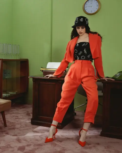 Reflection : این مجموعه با این دیدگاه شکل گرفته است که، وقتی که رنگ‌های تند، ظاهری ساده و شیک داشته باشند، همه افراد را شیفته می‌کنند. 