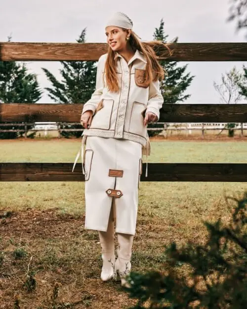 B Turn : پاییز فرا رسیده و پرستو باید از مترسک معشوق دور شود. مترسکی که زمانی او را می‌ترساند، اما اکنون قلبش را تسخیر کرده است. به امید بهار و بازگشت پرستو... 