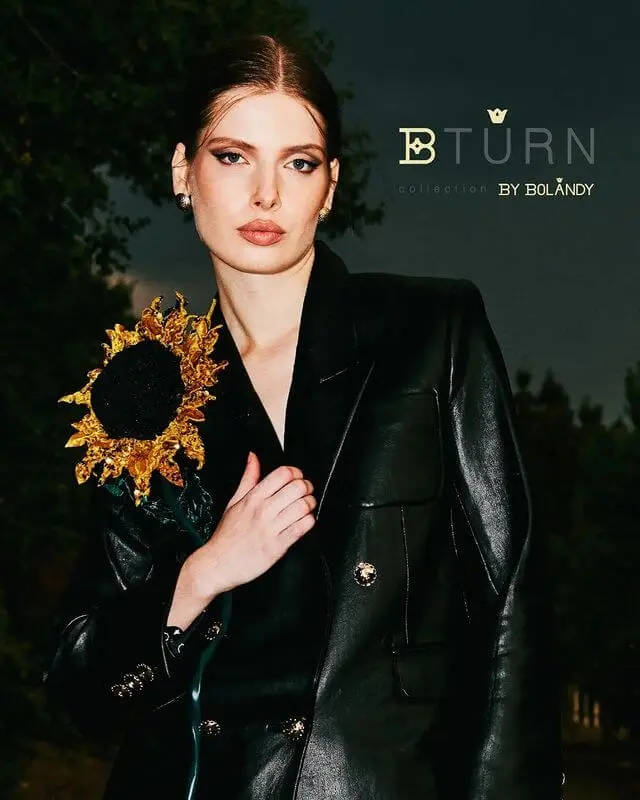 B Turn : پاییز فرا رسیده و پرستو باید از مترسک معشوق دور شود. مترسکی که زمانی او را می‌ترساند، اما اکنون قلبش را تسخیر کرده است. به امید بهار و بازگشت پرستو... 