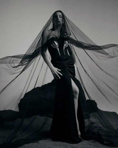 Anahita : آناهیتا، نماد زنان ایرانی و الهه آب خالص و پاک است. در این مجموعه از شیشه و نقره در طرح ها و نمادها استفاده شده است و شفافیت شیشه و نزدیکی آن با مفهوم آب و درخشندگی نقره در نظر گرفته شده است. 