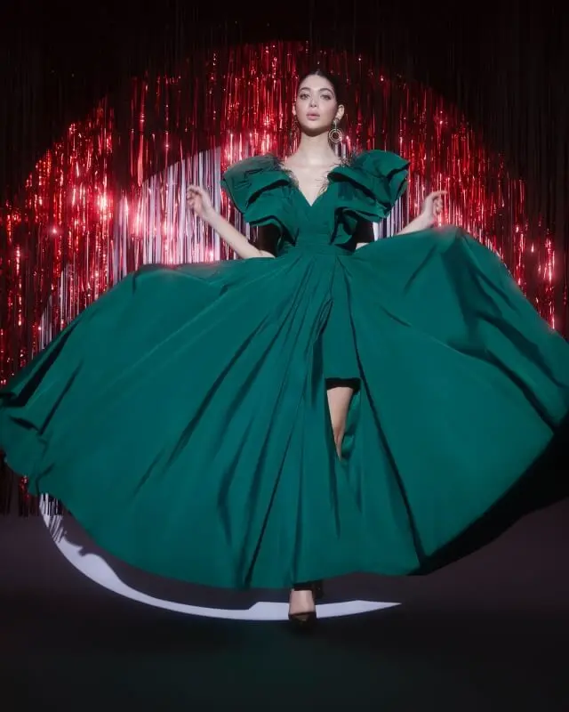 Romances : در صد عمر، در صد دنیا، در هر نسخه ای از واقعیت، ما "عشق" را انتخاب می کنیم. 