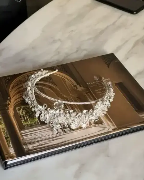 <span class="t1">تیارا:</span> تاجهای عروس این برند با طراحیهای منحصر به فرد، زیبایی هر عروس را تکمیل میکند.