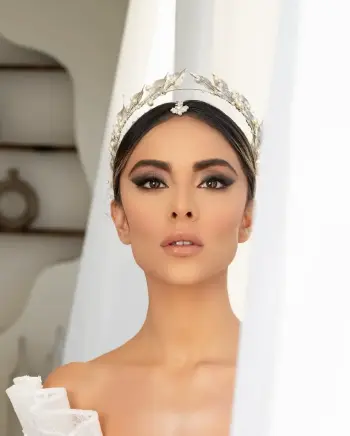 <span class="t1">تیارا:</span> تاجهای عروس این برند با طراحیهای منحصر به فرد، زیبایی هر عروس را تکمیل میکند.