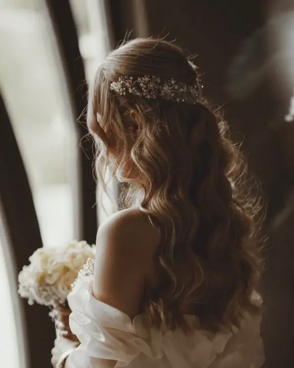 <span class="t1">اکسسوری مو (Rise):</span> این اکسسوریها با طراحی ظریف و دقیق، جذابیتی دلنشین به مدل موی عروس اضافه میکنند.