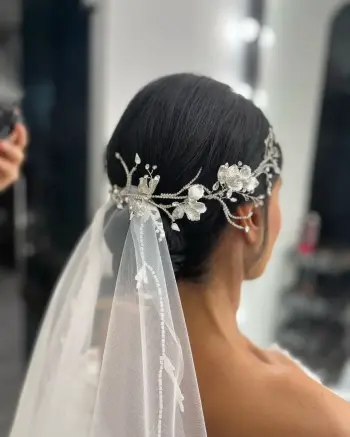 <span class="t1">اکسسوری مو (Rise):</span> این اکسسوریها با طراحی ظریف و دقیق، جذابیتی دلنشین به مدل موی عروس اضافه میکنند.