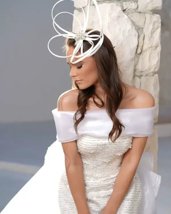 <span class="t1">کلاه:</span> کلاههای عروس دستساز با طراحیهای شیک، ترکیبی مدرن از سنت و استایل ایجاد میکنند.