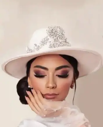 <span class="t1">کلاه:</span> کلاههای عروس دستساز با طراحیهای شیک، ترکیبی مدرن از سنت و استایل ایجاد میکنند.