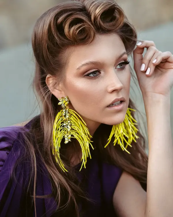 <span class="t1">گوشواره:</span> گوشوارههای مریم نوراللهی، آوانگارد و منحصر به فرد هستند و با طراحی خاصشان برای عکاسی پیش از عروسی بینظیرند.