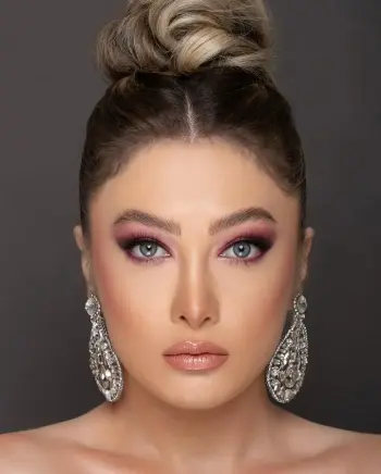 <span class="t1">گوشواره:</span> گوشوارههای مریم نوراللهی، آوانگارد و منحصر به فرد هستند و با طراحی خاصشان برای عکاسی پیش از عروسی بینظیرند.