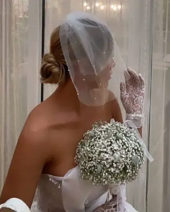 <span class="t1">تور عروس:</span> تورهای عروس این برند به صورت دستسازند و بدون استفاده از چسب، با دوختهای نامرئی و شانه مخصوص برای نصب آسان توسط استایلیست طراحی شدهاند..