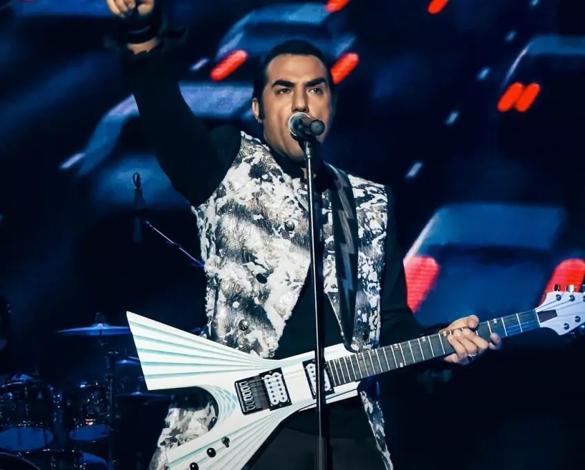 رضا یزدانی در ست کاستوم از کالکشن راک استار راد و بسیاری از طراحی‌های اختصاصی دیگر